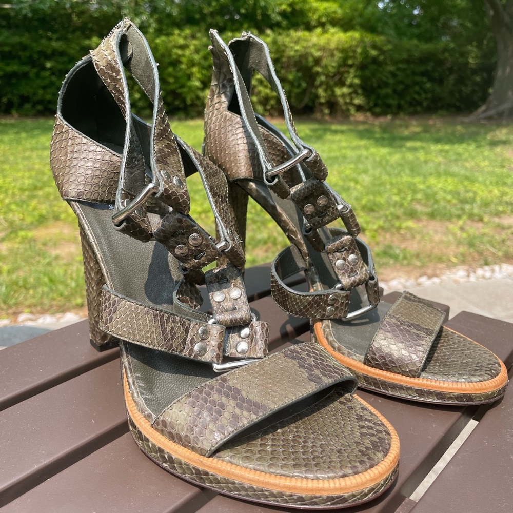 Vintage GUCCI reptile skin buckle heels